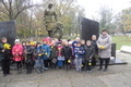 Молодші класи біля пам'ятника визволителям перед мітингом присвяченому 70-річчю визволення України від німецько-фашистських загарбників.